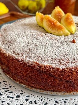 torta soffice con nocciole e fichi