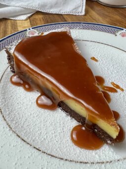 Torta di frolla al cacao con crema al mascarpone e caramello