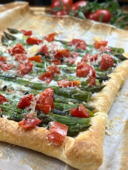 torta salata asparagi e pomodorini