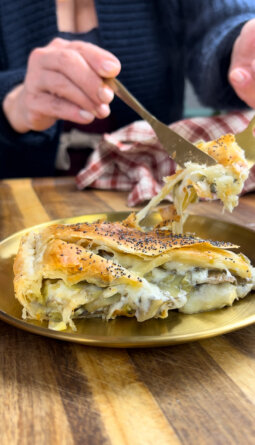 torta salata di sfoglia con carciofi e formaggio