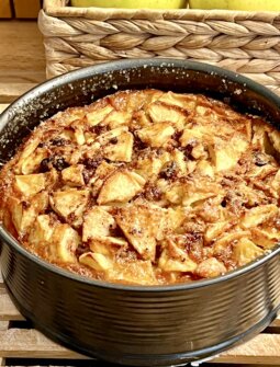 torta di mele con cannella e frutta secca