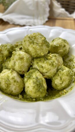 gnocchi di ricotta fatti in casa al pesto di pistacchi