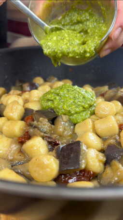 gnocchi di patate con melanzane e pesto ricetta estiva